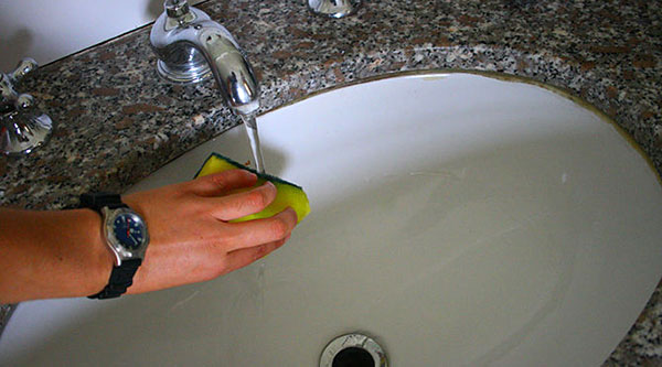 How to clean a bathroom using natural products